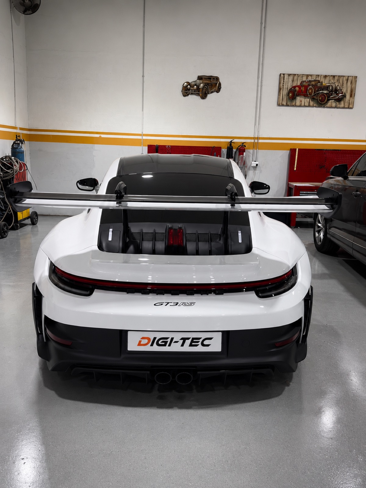 بورشه GT3 RS داخل ورشة ديجي-تك في دبي